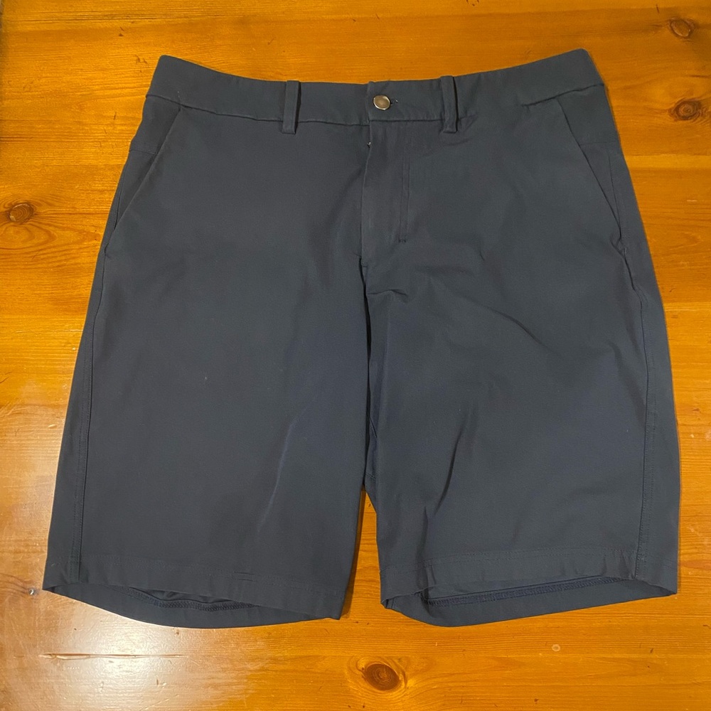 Lululemom EUC Navy 34” waist commission shirt